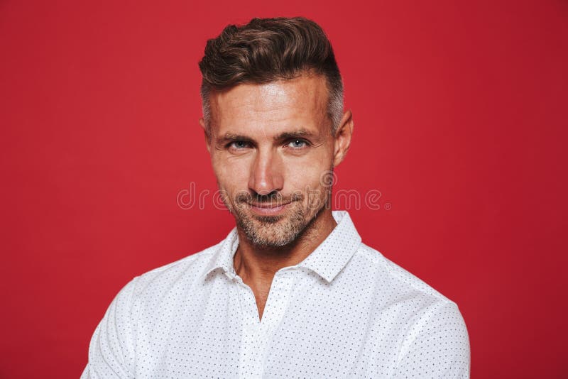 Portrait du jeune homme unshaved 30s dans la chemise blanche regardant sur la came photographie stock libre de droits Portrait du jeune homme unshaved 30s dans la chemise blanche regardant sur la came photographie stock libre de droits