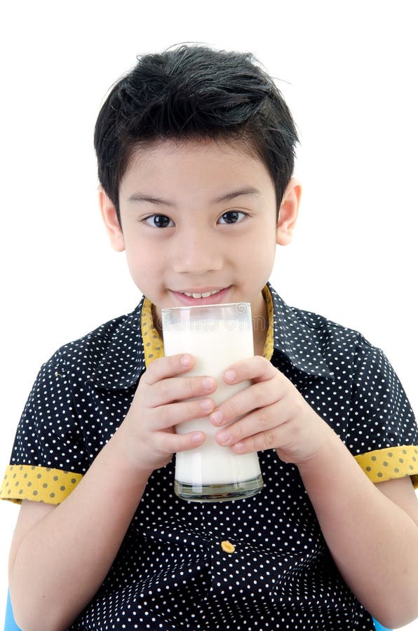 Portrait du petit garçon asiatique buvant un verre de lait photos stock Portrait du petit garçon asiatique buvant un verre de lait photos stock