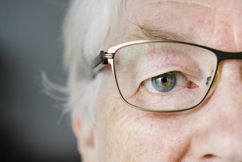 Portrait du plan rapproché blanc de femme agée sur des yeux portant le specatac photographie stock Portrait du plan rapproché blanc de femme agée sur des yeux portant le specatac photographie stock