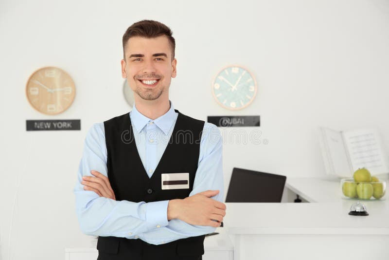 Portrait du réceptionniste masculin sur le lieu de travail images libres de droits Portrait du réceptionniste masculin sur le lieu de travail images libres de droits