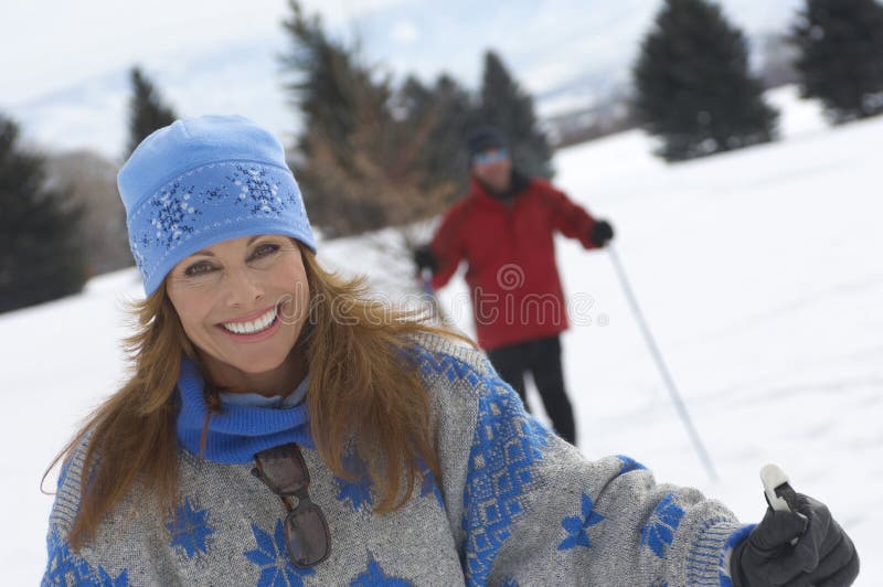 Portrait du ski de sourire de pays croisé de femme photos stock Portrait du ski de sourire de pays croisé de femme photos stock