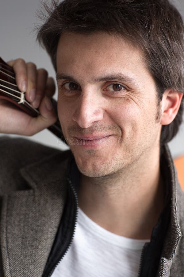Portrait du sourire de musicien image libre de droits Portrait du sourire de musicien image libre de droits