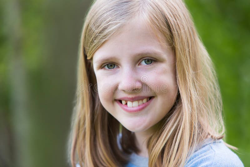 Portrait du sourire fille pré de l'adolescence dehors photos libres de droits Portrait du sourire fille pré de l'adolescence dehors photos libres de droits