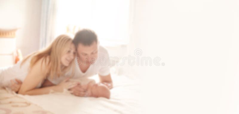 Portrait einer glücklichen Familie mit einem Neugeborenen Baby. Hintergrund für Text mit Menschen in der verschwommener Fleck lizenzfreie stockbilder