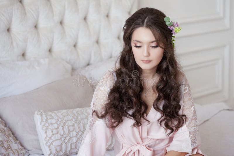 Portrait einer jungen sch?nen Brunettefrau Der Morgen der Braut, VorHochzeitsvorbereitungen lizenzfreie stockfotos Portrait einer jungen sch?nen Brunettefrau Der Morgen der Braut, VorHochzeitsvorbereitungen lizenzfreie stockfotos