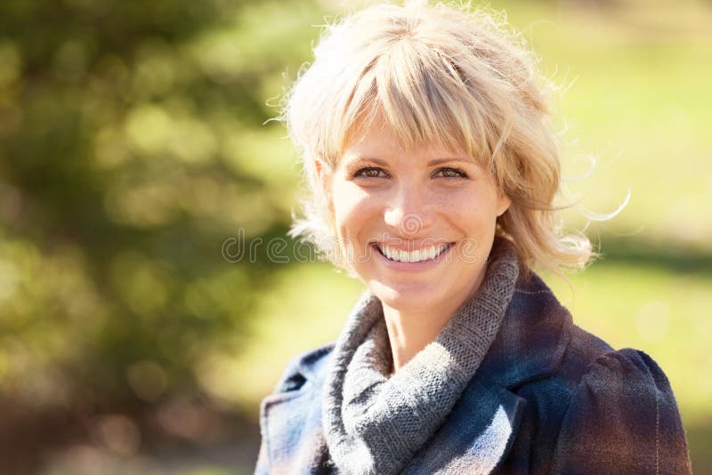 Portrait einer reifen Frau, die auf der Kamera lächelt Sie ist wirklich glücklich im Sommer stockfotografie Portrait einer reifen Frau, die auf der Kamera lächelt Sie ist wirklich glücklich im Sommer stockfotografie