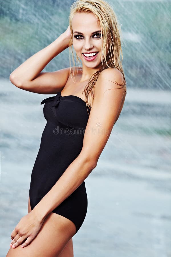 Nackte junge Frau im Regen stockbild. Bild von karosserie 