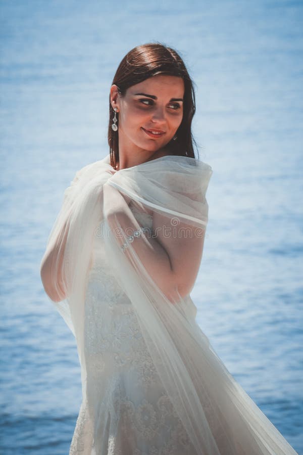 Portrait einer schönen Braut auf ihrem Hochzeitstag lizenzfreies stockfoto Portrait einer schönen Braut auf ihrem Hochzeitstag lizenzfreies stockfoto
