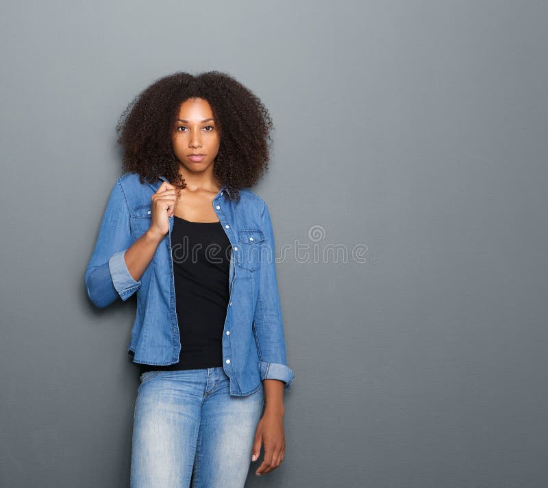 Portrait einer schönen jungen schwarzen Frau stockbilder Portrait einer schönen jungen schwarzen Frau stockbilder