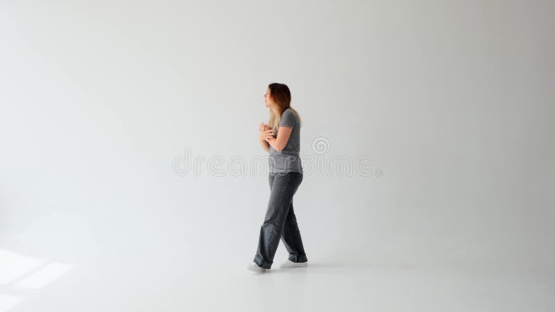 Portrait einer traurigen Frau in Kummer auf weißem Hintergrund stock footage