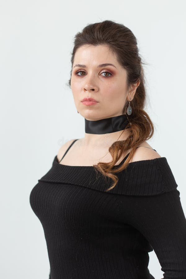 Portrait einer wunderschönen jungen stolzen Frau in der schwarzen Trauerflor Kleidung und ein, um ihren Hals, der auf einem Weiß d stockfotografie