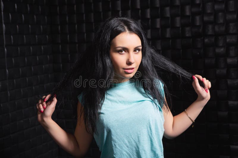 Portrait eines freundlichen Brunette stockfotografie