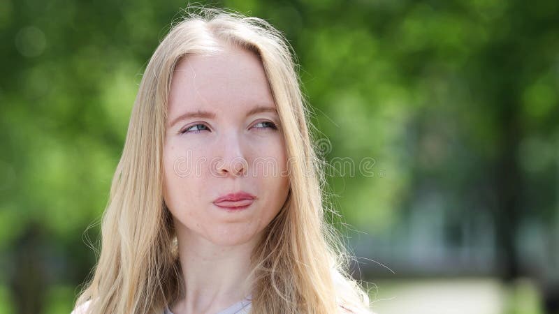 Portrait eines freundlichen jungen blonden Mädchens draußen