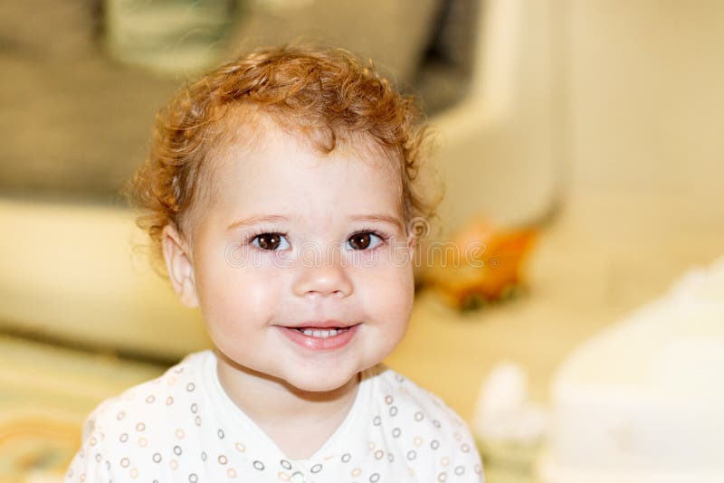 Wenig Kindereinjahriges Baby Geht Die Hand Des Vatis Zu Halten Der Vater Geht Mit Dem Kind Durch Das Grune Gras Baby Lernt T Stockfoto Bild Von Neugierig Paare 153448446