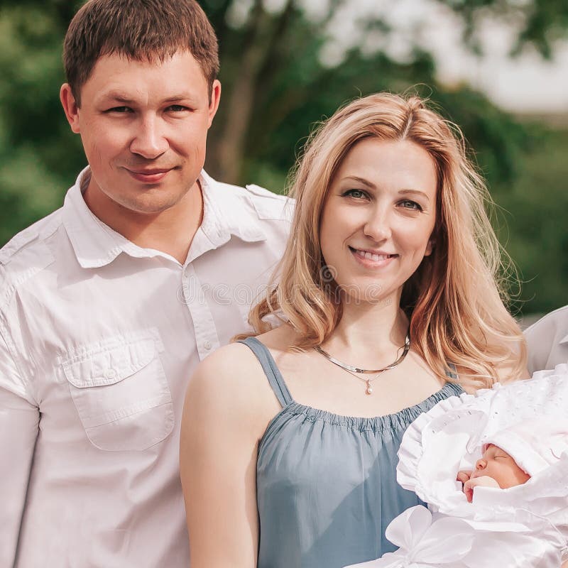 Portrait eines glücklichen Ehepaares mit ihrem Neugeborenen stockfotografie