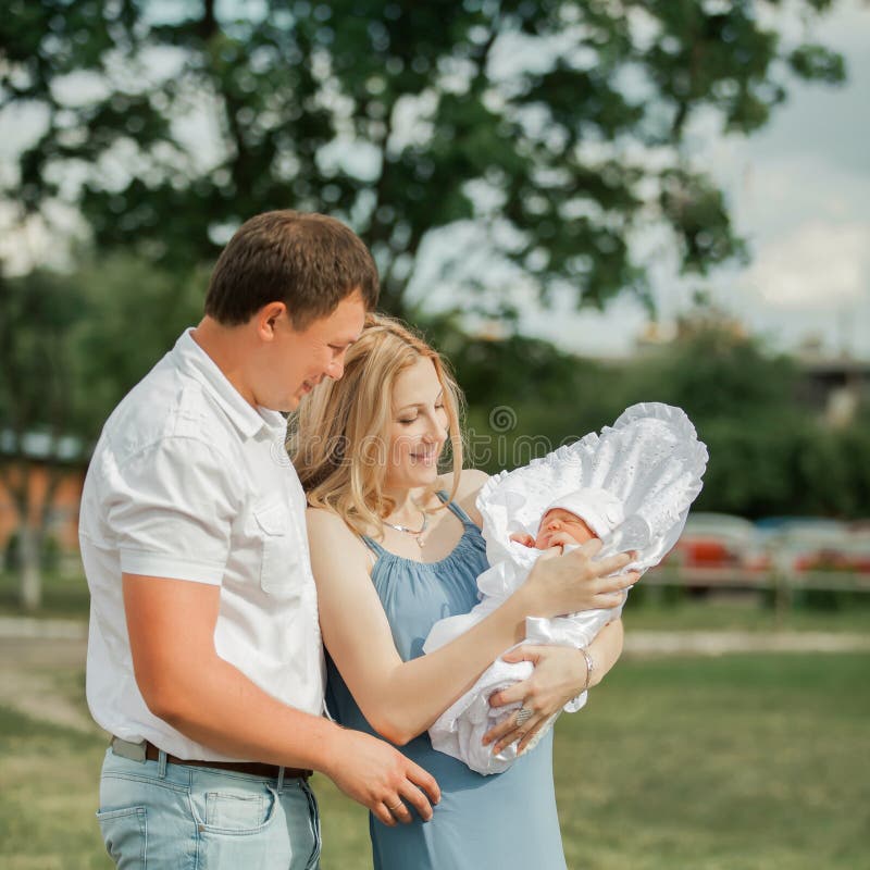 Portrait eines glücklichen verheirateten Paars mit ihrem Neugeborenen Baby lizenzfreie stockfotos
