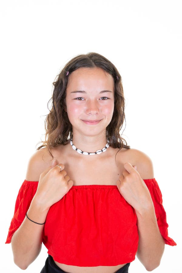 Portrait eines jungen, stolzen, wunderschönen, kasischen Teenagermädchen in rotem T-Shirt lächelnd in Studio-Foto isoliert auf we stockfoto