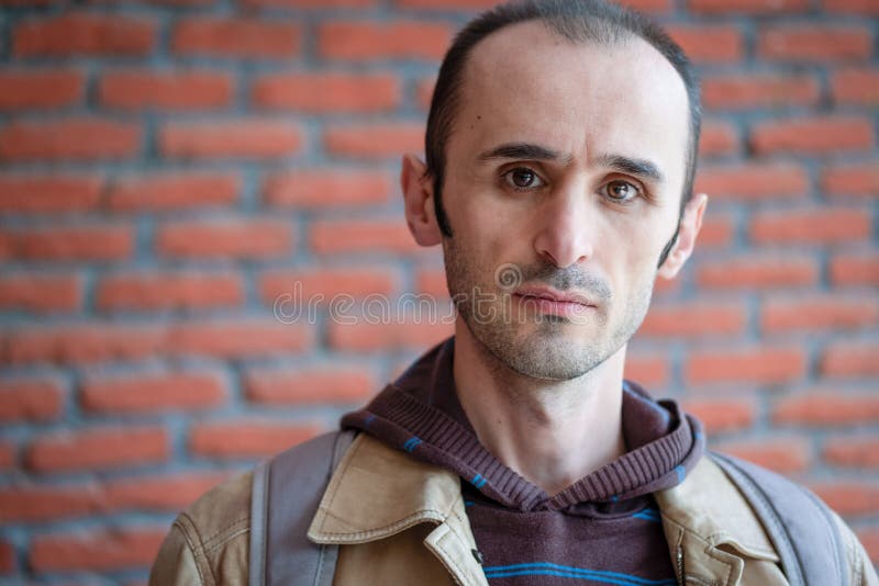 Portrait eines kaukasischen Mannes mit festem Bart und kurzen Haaren mit brauner Lederjacke lizenzfreie stockfotografie
