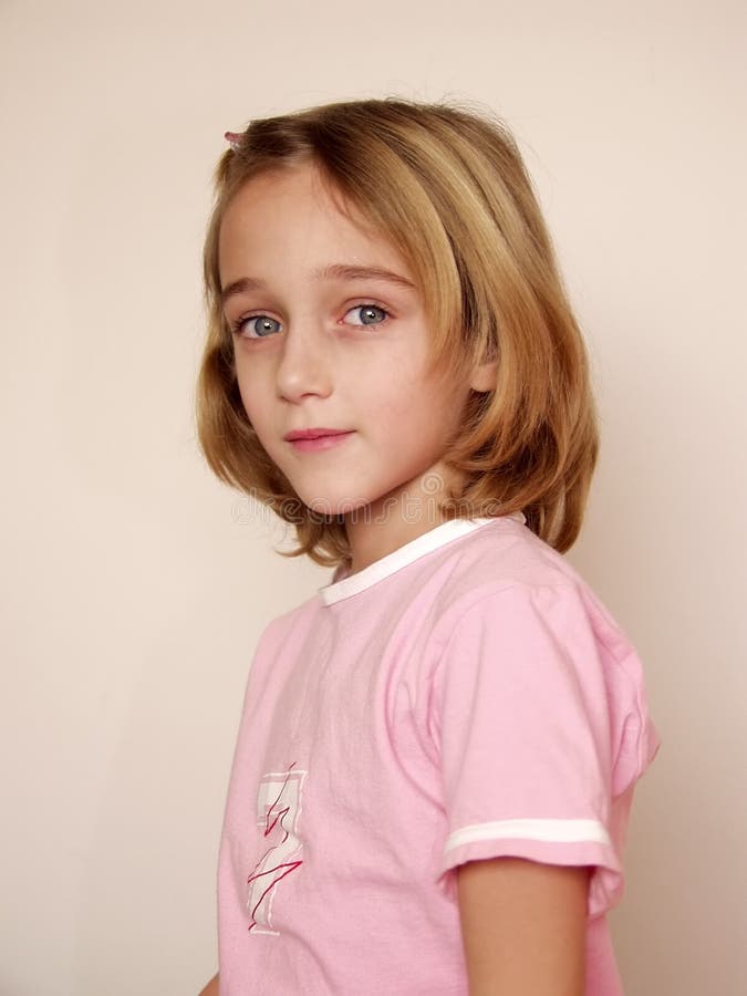 Portrait eines kleinen Mädchens lizenzfreie stockfotografie