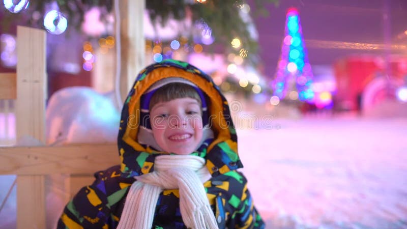 Portrait eines netten kleinen Jungen Weihnachten Netter kleiner Junge, der Spaß draußen in der Weihnachtsstadt hat Junge, der Spa