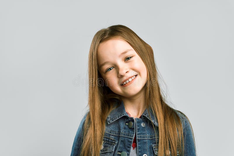 Portrait eines netten kleinen Mädchens.. grauer Studiohintergrund stockbilder