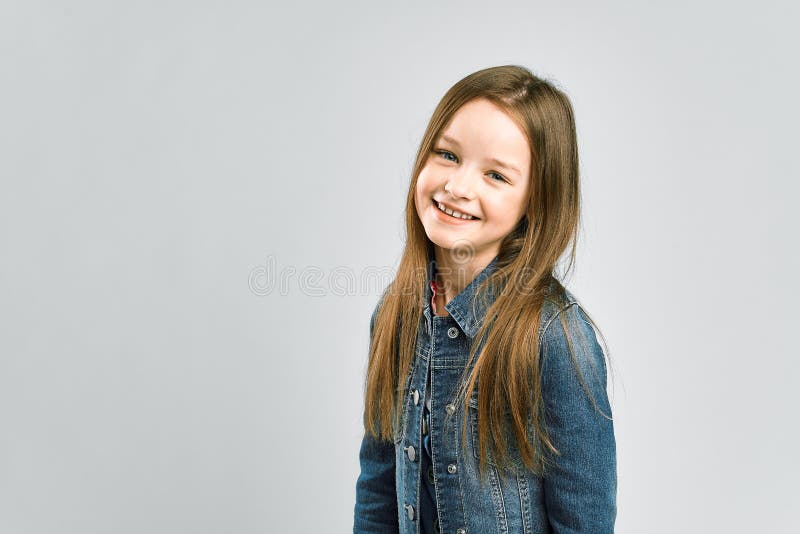 Portrait eines netten kleinen Mädchens.. grauer Studiohintergrund stockbilder