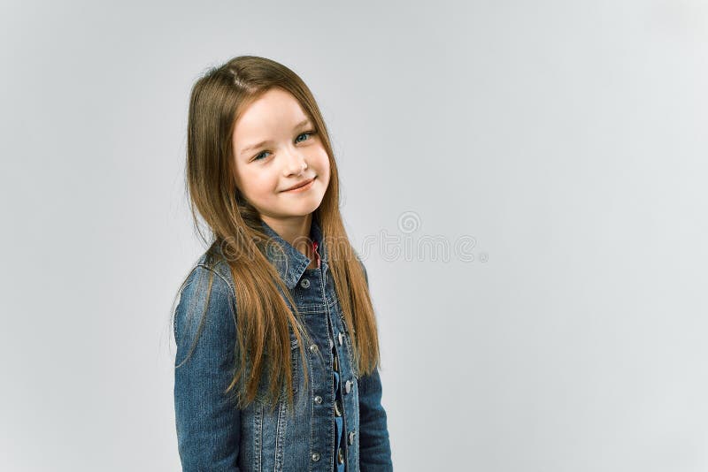 Portrait eines netten kleinen Mädchens.. grauer Studiohintergrund stockfotos