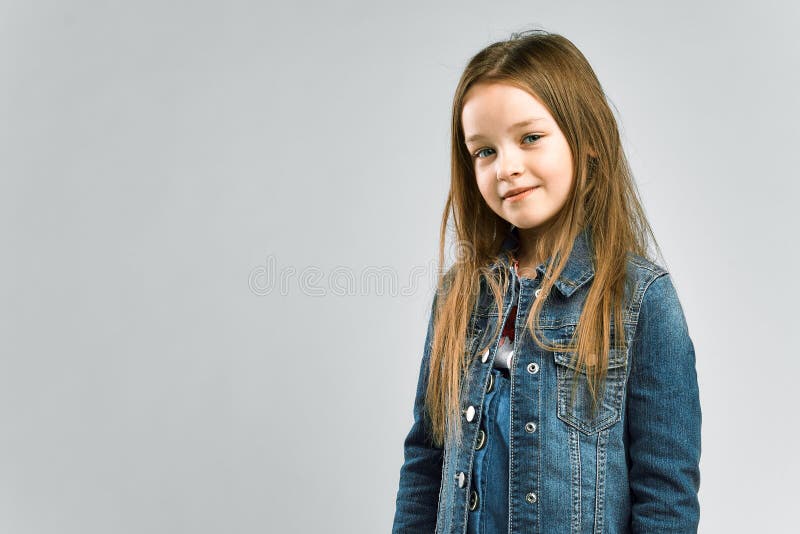 Portrait eines recht kleinen Mädchens.. Kind in einer Denimklage. Studiophotographie lizenzfreie stockfotos
