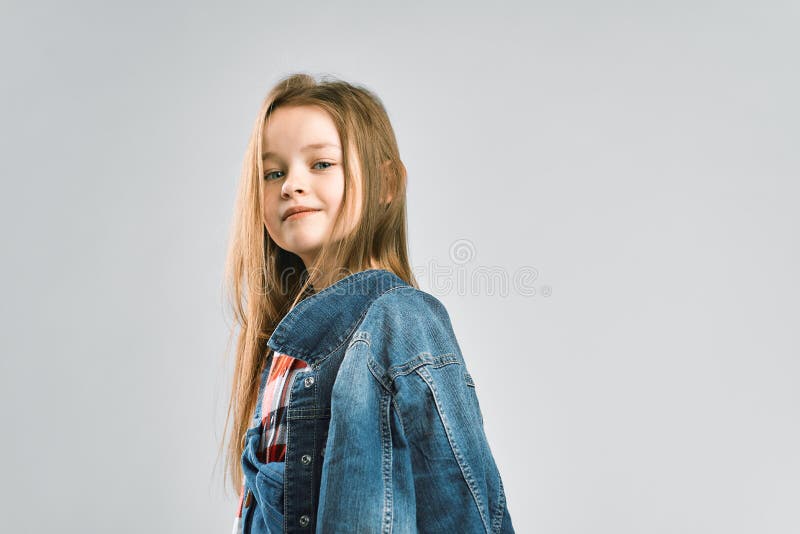 Portrait eines recht kleinen Mädchens.. Kind in einer Denimklage. Studiophotographie lizenzfreies stockfoto