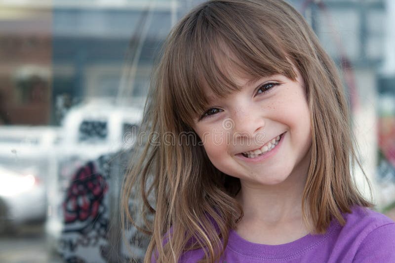 Portrait eines recht kleinen Mädchens mit hellem smil lizenzfreie stockbilder Portrait eines recht kleinen Mädchens mit hellem smil lizenzfreie stockbilder