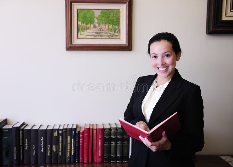 Portrait eines weiblichen Rechtsanwalts im Büro