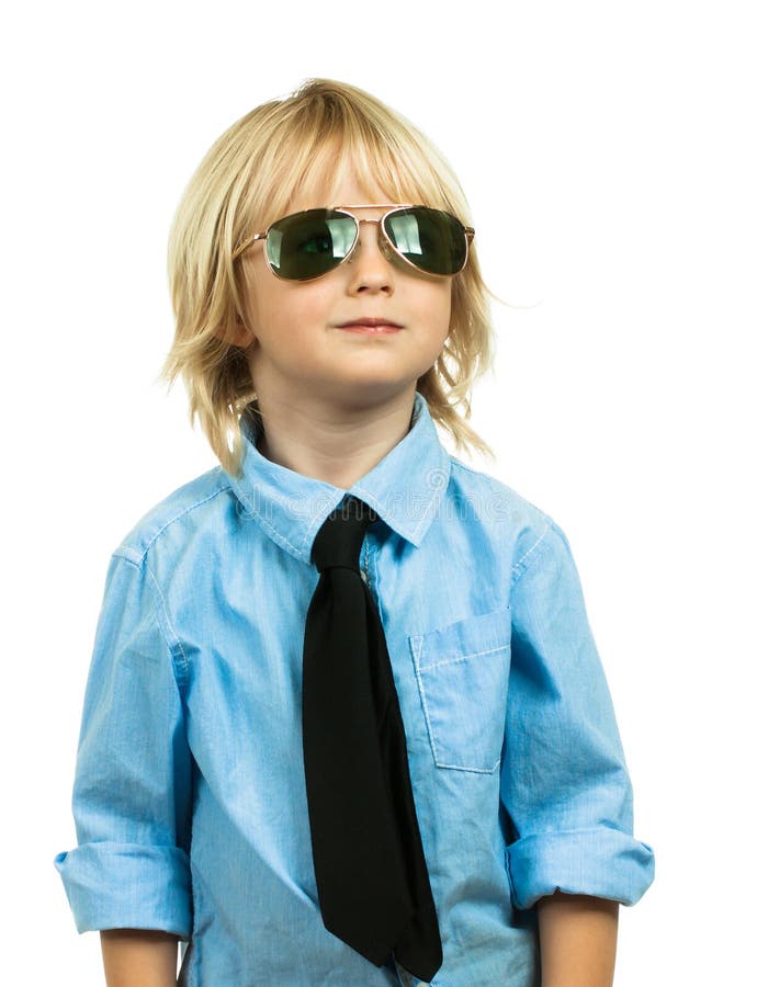 Portrait eines well-dressed jungen Jungen, der oben schaut lizenzfreie stockbilder Portrait eines well-dressed jungen Jungen, der oben schaut lizenzfreie stockbilder