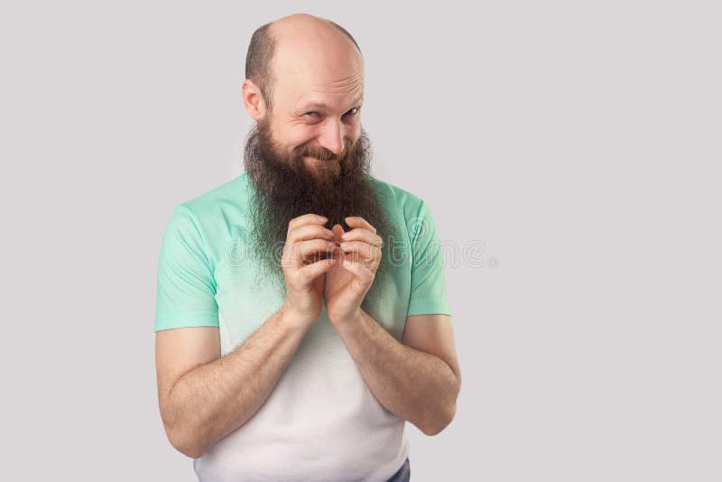 Portrait eines zwitzigen, lustigen Glatzköpfigen mittleren Alters mit langem Bart in hellgrünem T-Shirt-Stehen, Kamera mit neuer