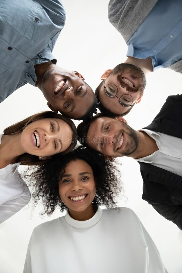Portrait en angle bas de divers employés souriants ensemble image stock