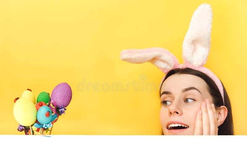 Portrait en gros portrait d'une jeune femme caucasienne assez impressionnée porte des oreilles moelleuses lapin choqué plaisir à r photos stock