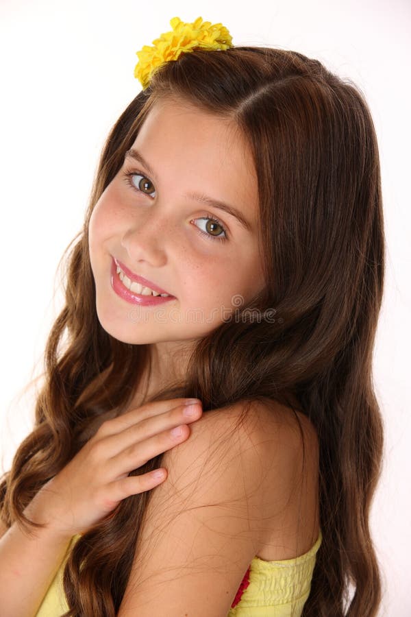 Portrait en gros plan d'une belle fille heureuse d'enfant de brune avec de longs cheveux chics photographie stock libre de droits Portrait en gros plan d'une belle fille heureuse d'enfant de brune avec de longs cheveux chics photographie stock libre de droits