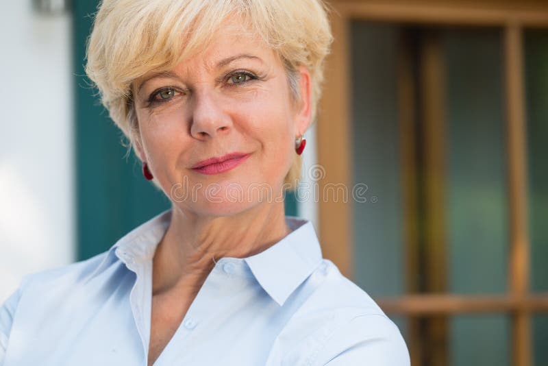Portrait en gros plan d'une femme supérieure élégante regardant l'appareil-photo W photo stock Portrait en gros plan d'une femme supérieure élégante regardant l'appareil-photo W photo stock