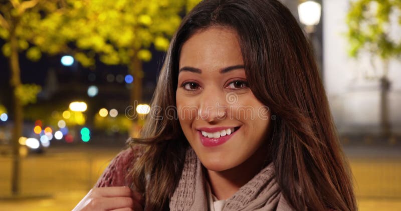 Portrait en gros plan d'une latina mignonne en milieu urbain, souriante la nuit clips vidéos
