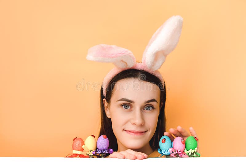 Portrait en gros plan d'une petite fille mignonne avec des oeufs colorés porte des oreilles moelleuses étant de bonne humeur après photographie stock libre de droits