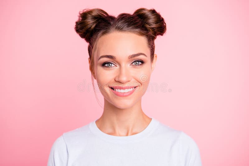 Portrait en gros plan de elle elle gentille fille gaie gaie séduisante adorable mignonne aimable attirante avec des petits pains photographie stock Portrait en gros plan de elle elle gentille fille gaie gaie séduisante adorable mignonne aimable attirante avec des petits pains photographie stock