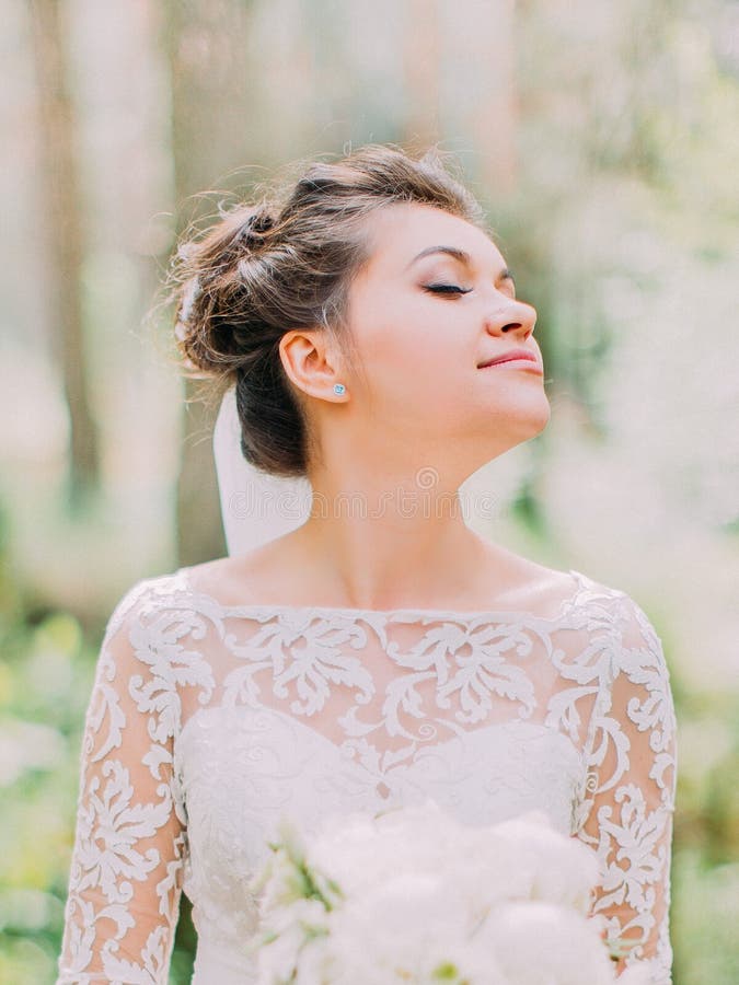 Portrait en gros plan de la belle jeune mariée appréciant la nature images stock