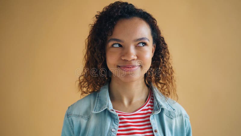 Portrait en gros plan de la fille mignonne d'Afro-américain roulant ses yeux et sourire