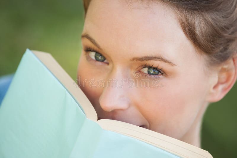 Portrait en gros plan extrême de belle femme avec le livre photos libres de droits Portrait en gros plan extrême de belle femme avec le livre photos libres de droits