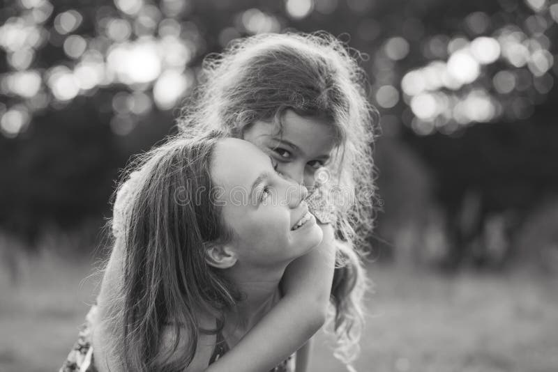 Portrait En Noir Et Blanc De Deux Jeunes Filles Heureuses Qui Rient Et S