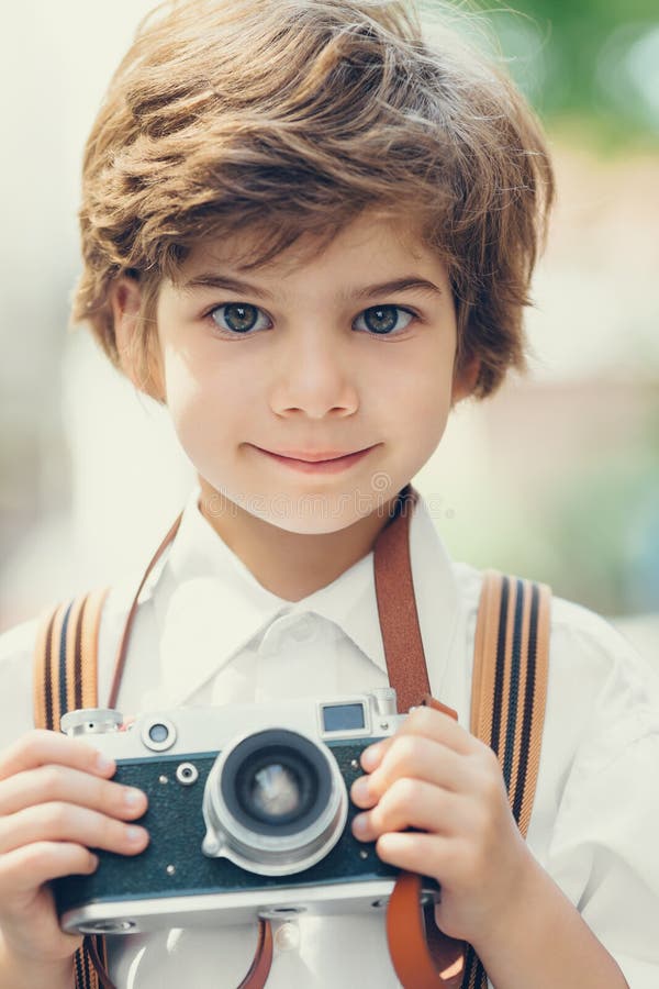 Portrait Enfant : Garçon Photographe Tenant Une Caméra Instantanée Image  stock - Image du soufflet, occasionnel: 245146687