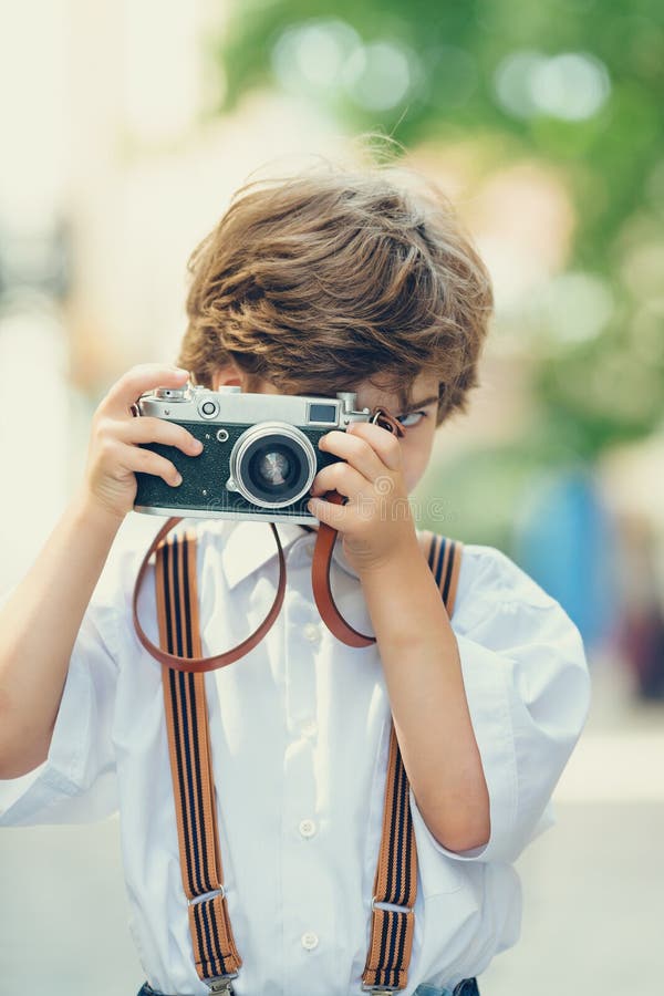 Portrait Enfant : Garçon Photographe Tenant Une Caméra Instantanée Image  stock - Image du soufflet, occasionnel: 245146687