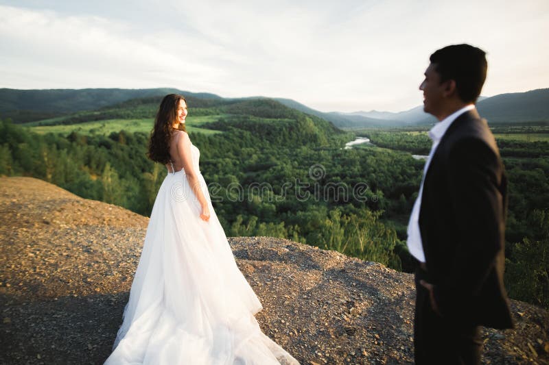 Portrait ensoleillé de mariée heureuse et marié extérieur dans la nature emplacement photographie stock