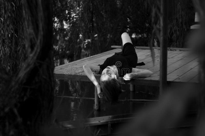 Portrait Exterieur D Une Adolescente Triste Semblant Reflechie Au Sujet Des Problemes Le Concept De La Tristesse Solitude Photo Stock Image Du Camaieu Depression