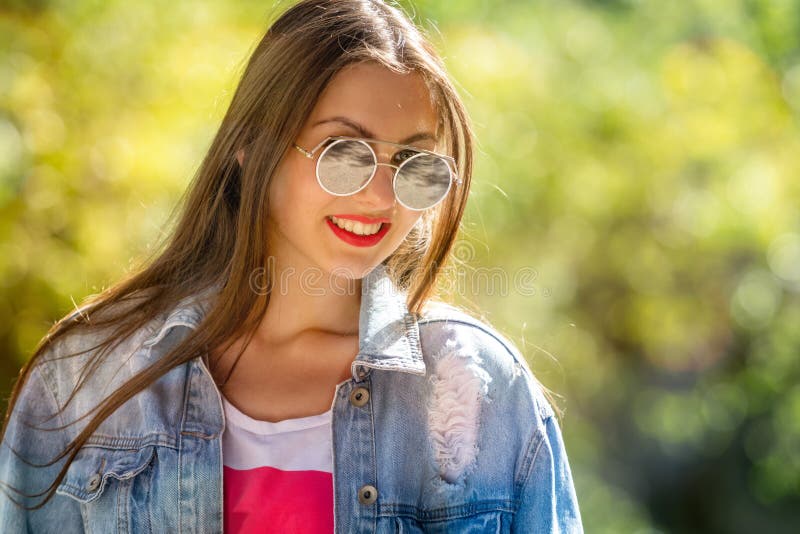 Portrait ext?rieur de beau, ?motif, jeune femme dans des lunettes de soleil Fond mou Copiez l'espace image stock Portrait ext?rieur de beau, ?motif, jeune femme dans des lunettes de soleil Fond mou Copiez l'espace image stock