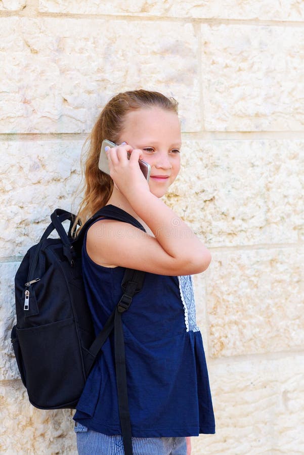 Portrait ext?rieur de fille heureuse 8-9 ans parlant au t?l?phone photos libres de droits Portrait ext?rieur de fille heureuse 8-9 ans parlant au t?l?phone photos libres de droits